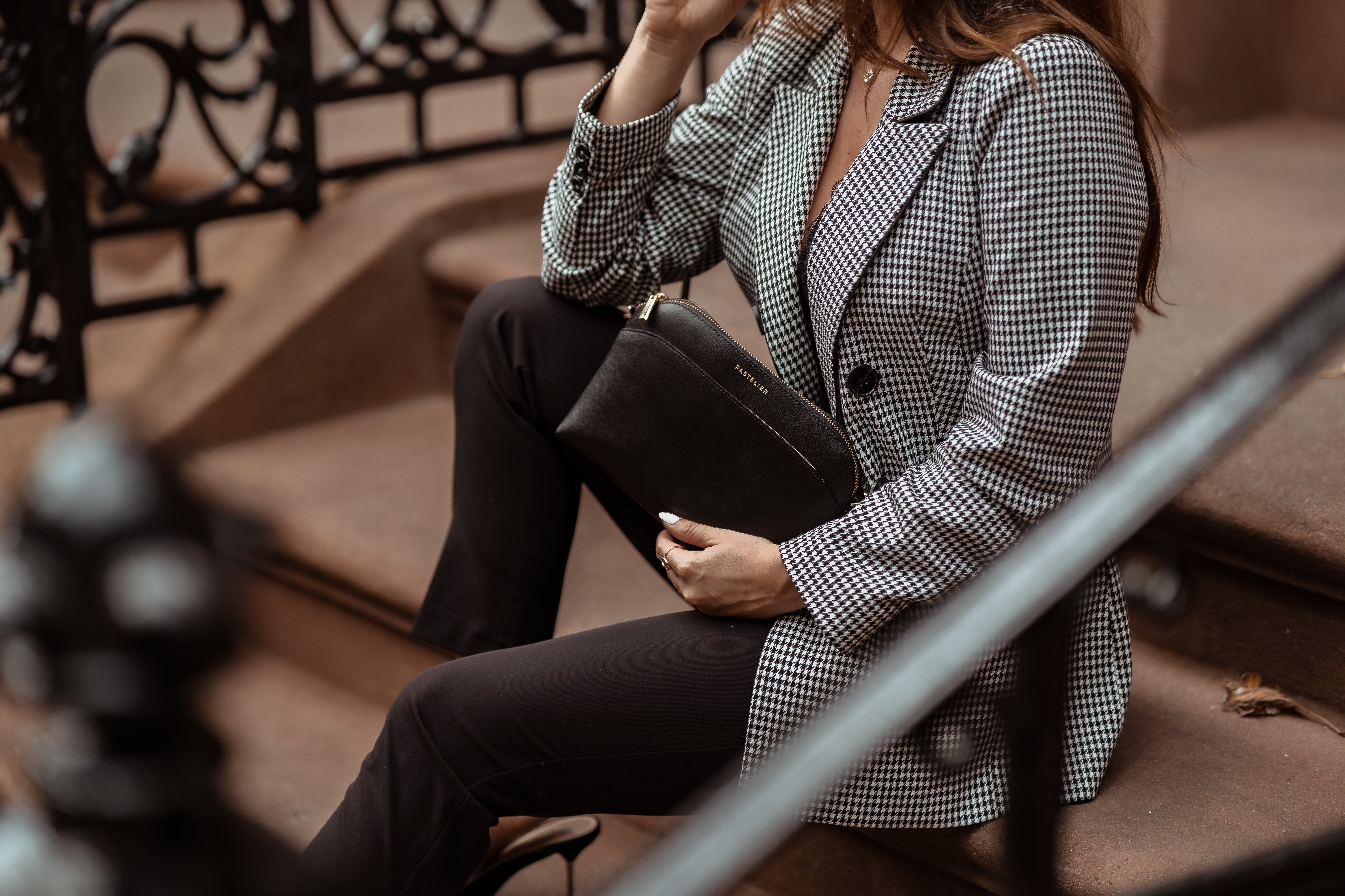 CZARNA PROSTA LISTONOSZKA